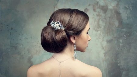 Gyűjtött frizurák az esküvőre: gyönyörű magas stílus fátyollal, diademmel és koronával