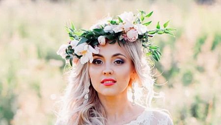 Bryllupsfrisyrer med blomster: en oversigt over de bedste stylingsmuligheder, og hvordan man gør dem
