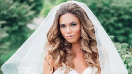 Kiểu tóc cưới với một tấm màn che trên mái tóc dài: một loạt các lựa chọn và ví dụ về việc thực hiện chúng