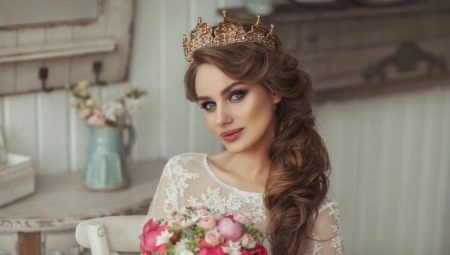 Gaya rambut perkahwinan dengan mahkota: bagaimana untuk memilih dan memakai mahir?