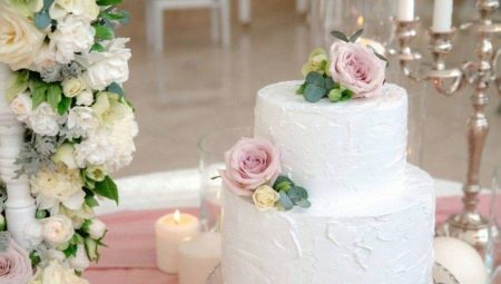 Kek perkahwinan dengan bunga segar: ciri dan kemungkinan pilihan