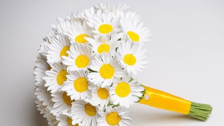 Sejambak pernikahan pengantin dari daisies: ide untuk penyusunan dan kehalalan desain