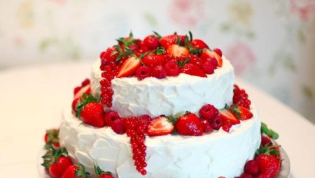 Bolo de casamento Berry: variações de Design de sobremesas e belos exemplos