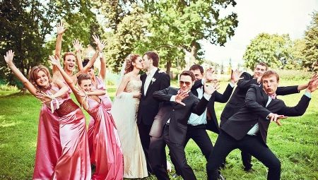 Priatelia tancujú na svadbe - originálny darček pre novomanželov