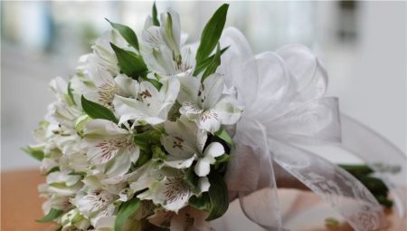 Choose a wedding bouquet of the bride from alstroemeria
