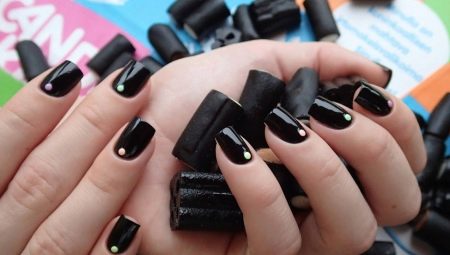 Černý gelový lak: kombinace s jinými odstíny a aplikace v manikúru