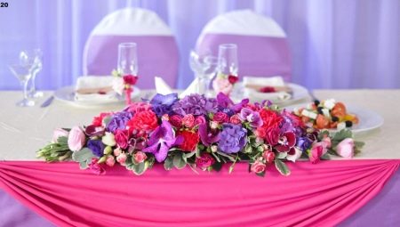 Blomsterarrangemang på ett bröllopstabell: funktioner, design och layouttips
