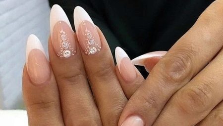 Manucure française sur les ongles en forme d'amande