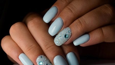 Crystal chips for nails: features and options for creating a manicure design
