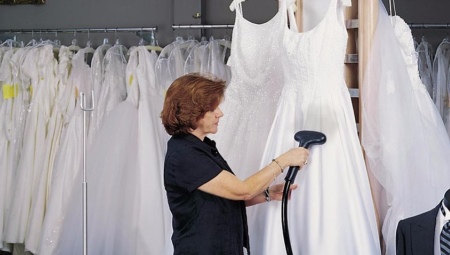 Kaip namuose garinti ir glostyti vestuvių suknelę?