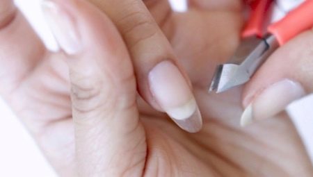 Hoe verwijder je verlengde nagels thuis?