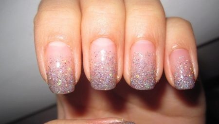 Manicure met glitters op de toppen van de nagels.
