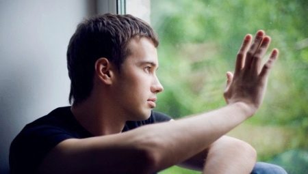 Trekk ved en mannlig introvert og hans oppførsel i forhold