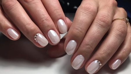 Features of using pearl nail polish