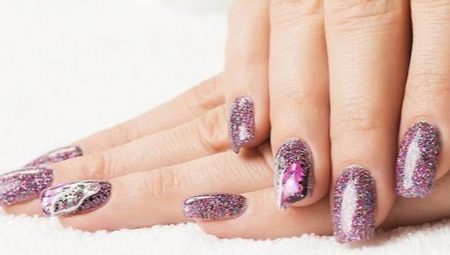 Rekommendationer för att använda glitter för naglar och exempel på design av manikyr