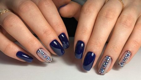 Smalto gel blu: le migliori combinazioni e idee di manicure