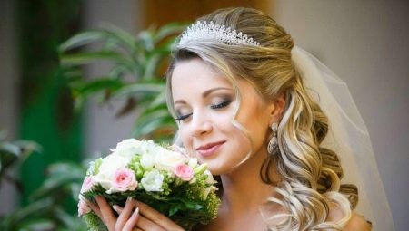Kiểu tóc cưới với một diadem: tùy chọn kiểu dáng cho lễ kỷ niệm và phương pháp để thực hiện