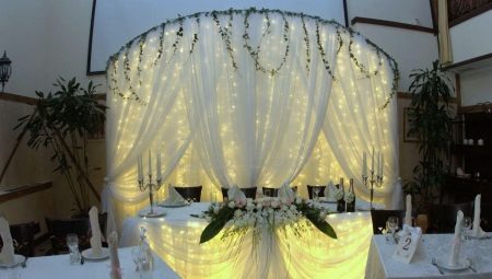 Dekoration af brylluppet bord for bruden og brudgommen