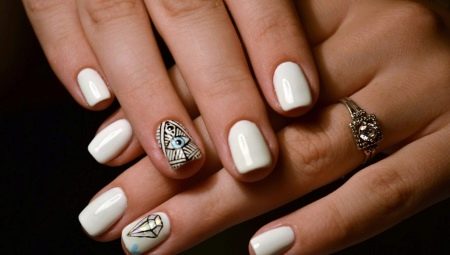 Design av vit manikyr för korta naglar.