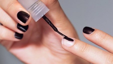 Hur kan du måla dina naglar försiktigt och jämnt?