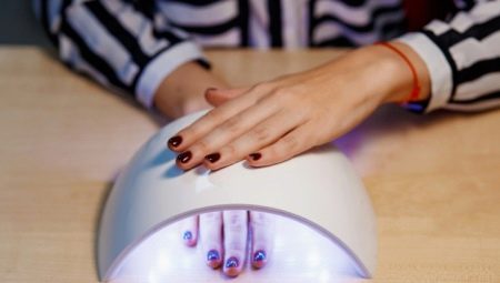 Bagaimana untuk membuat menggilap gel manicure di rumah?