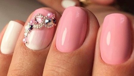 Funktioner i rosa manikyr för korta naglar