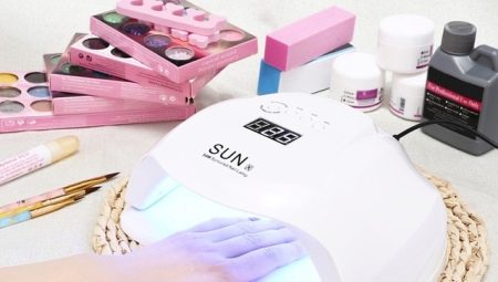 Lampa UV pentru unghii: care sunt caracteristicile, cum se alege și cum se folosește?