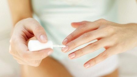 Spevňujúce laky na nechty: typy, tipy na výber a použitie
