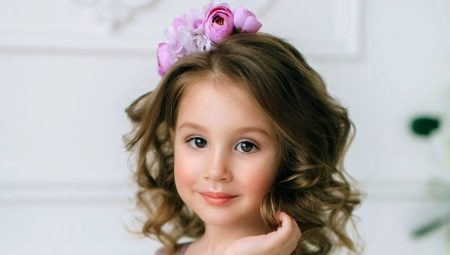 Hairstyles untuk kanak-kanak perempuan dengan rambut sederhana