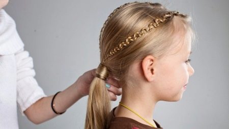 Paprastos šukuosenos mergaitėms: jų įgyvendinimo idėjos ir patarimai