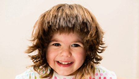 Frisyrer för flickor: en genomgång av fashionabla frisyrer