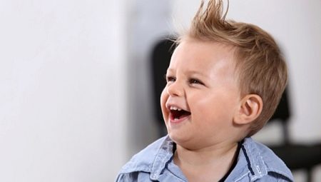 Hajvágás 2 éves korig kisfiúk számára: kiválasztás és gondozás