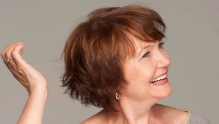 Potongan rambut pendek tanpa gaya untuk wanita selepas 60 tahun