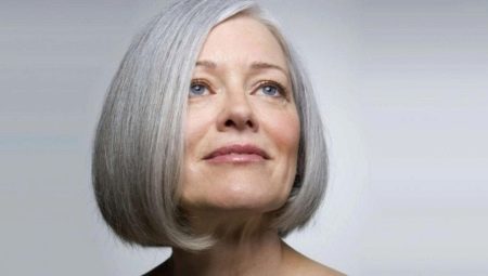 Korta hårklipp som inte kräver styling, för kvinnor efter 50 år