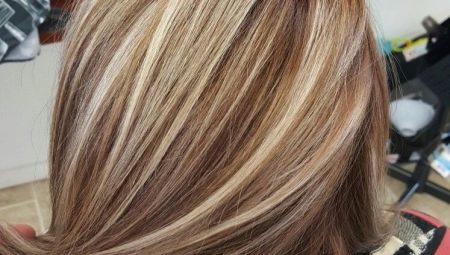 Evidenziando con colorazione sui capelli castani