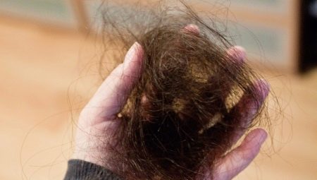 El cabello se cae en racimos: causas y soluciones