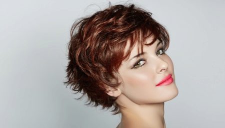 Coupes de cheveux courtes pour femmes: types, caractéristiques de choix