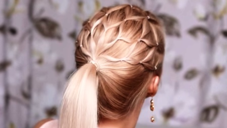Hairstyles untuk rambut sederhana dengan elastik di rumah