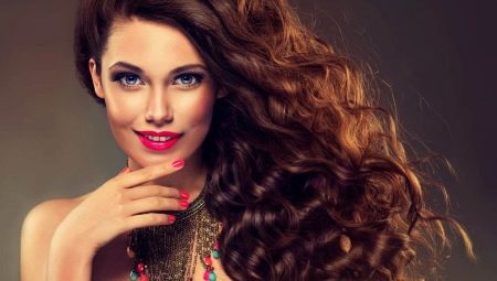 Cuidados com cabelos encaracolados: a escolha de fundos, as regras de secagem e modelagem
