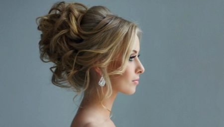 Ilta-kampaus keskisuurille hiuksille: ominaisuuksia, vaihtoehtoja, luominen ja koristelu