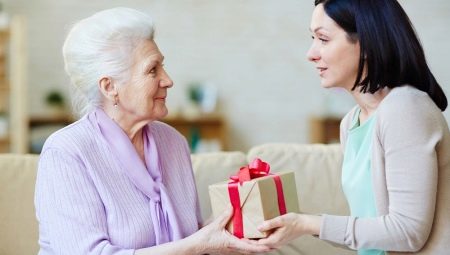 ماذا يمكنني أن أعطي أمي لمدة 70 سنة؟