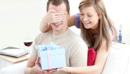 Što pokloniti svom voljenom momku na godišnjicu veze?