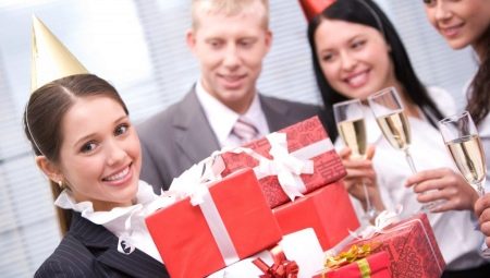 What to give to a female colleague for her birthday?