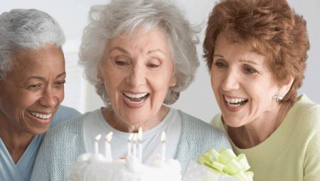 ماذا تعطي امرأة لمدة 70 عاما؟