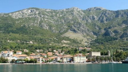 Vistas e características de resto em Risan no Montenegro