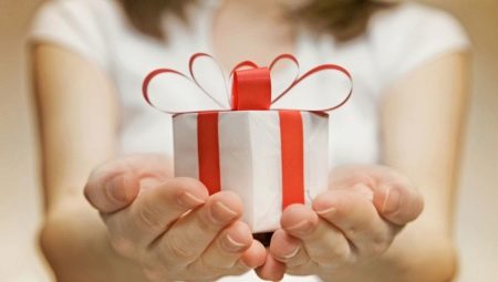 Gift etiquette: how to present and accept them?