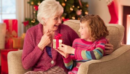 Hogyan készítsünk újévi ajándékot nagymamának saját kezével?