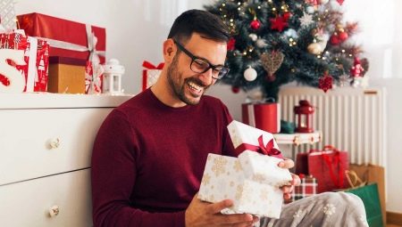 Ako urobiť darček pre chlapa na novoročných rukách?