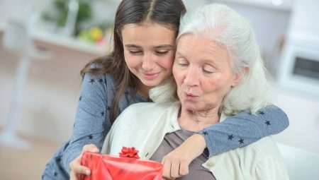 80 yıldır büyükanne için hediyeler: seçim için en iyi fikir ve öneriler