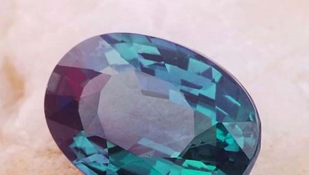 Synthetic alexandrite: description, properties and difference from natural